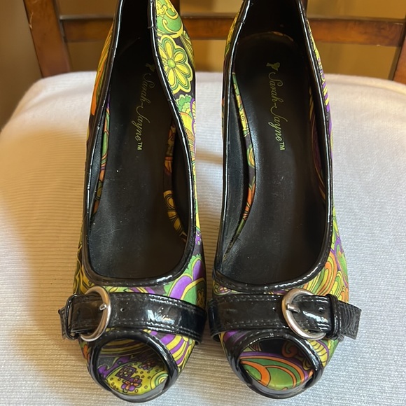 Sarah Jayne Multi Color Peep Toes Size 8 4” Heels - Picture 5 of 6